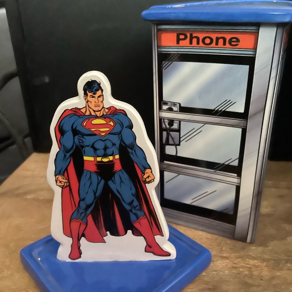 Superman Telephone Booth Salt and Pepper Shaker. - Picture 3 of 12